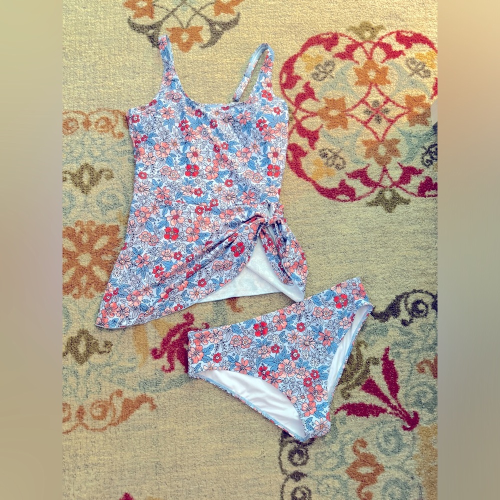 Tankini bathing suit but more like a swim dress when on XL